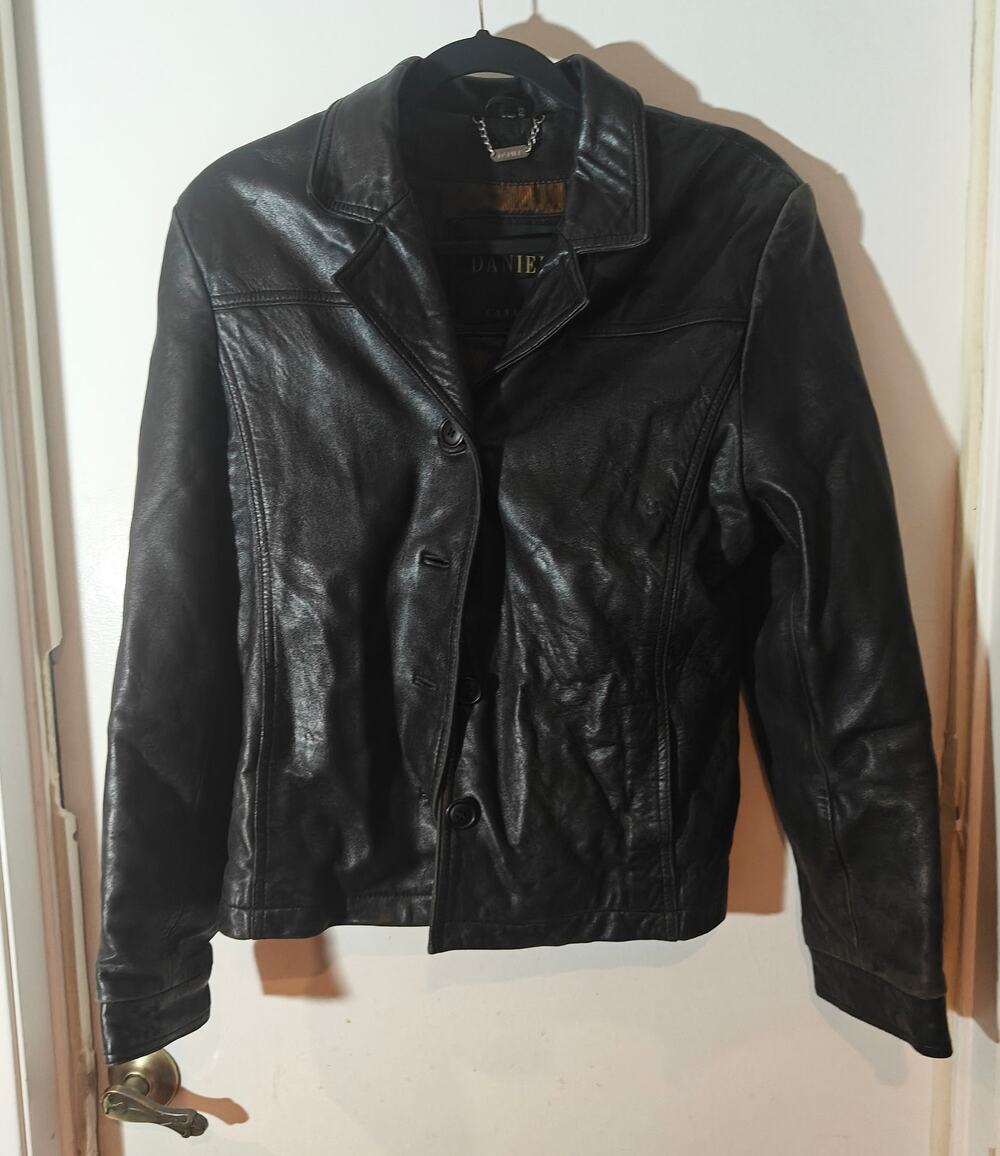 Vintage 90s Danier Canada genuine leather button front jacket